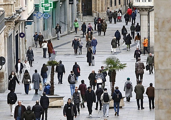 Decenas de salmantinos, caminando por la calle Toro y la plaza del Liceo.