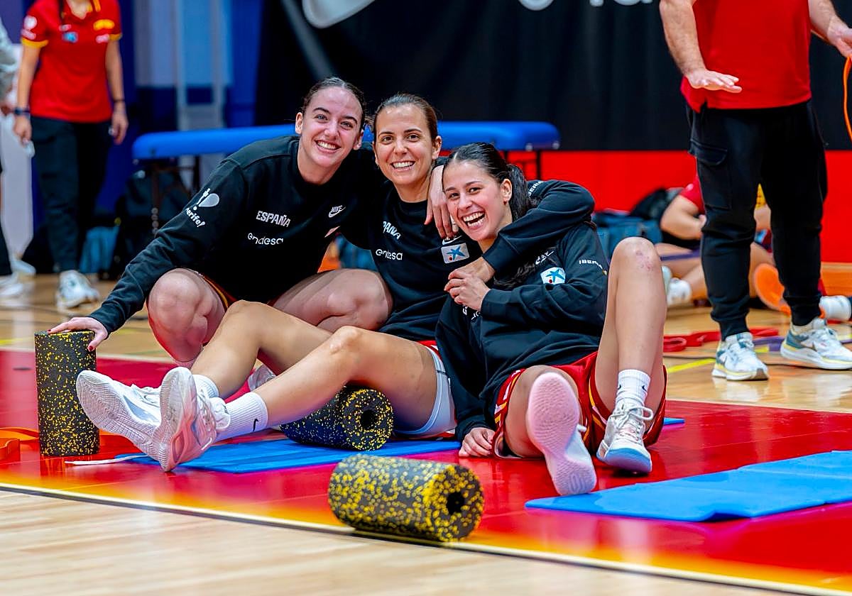 Iyana Martín, Andrea Vilaró y Claudia Soriano, en un entrenamiento con la selección.