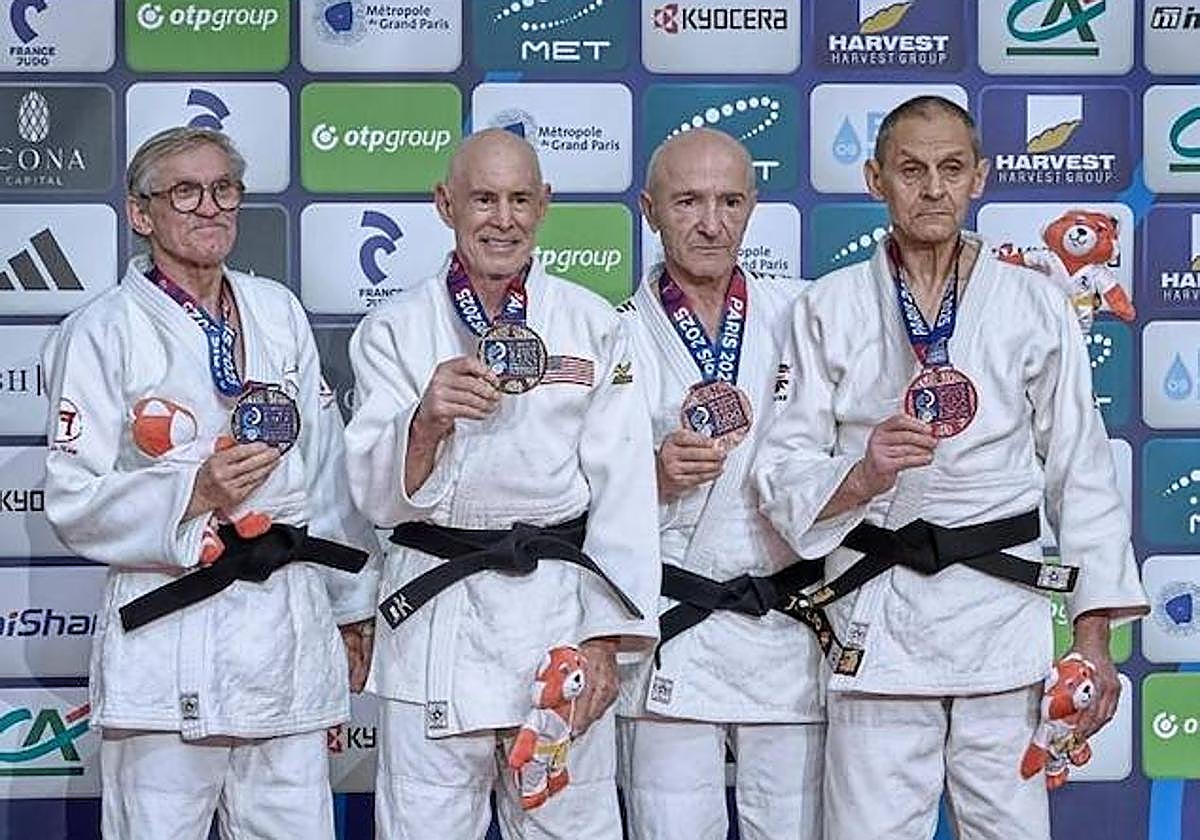 Julio Vicente (2º por la derecha), con sus compañeros de podio.