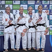 Julio Vicente (2º por la derecha), con sus compañeros de podio.