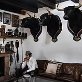 Morante de la Puebla pega una calada a un puro en uno de los salones de su casa cargada de recuerdos.