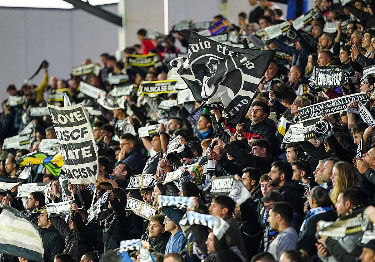 Aficionados de Unionistas, en el Fondo Oeste, durante el último choque en el Reina Sofía.