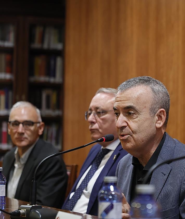 Imagen secundaria 2 - Imágenes de la inauguración del curso de la Escuela de Práctica Jurídica en el Colegio de Abogados de Salamanca. En la mesa, de izquierda a derecha: José Antonio Martín, de la Universidad de Salamanca; Miguel del Castillo, decano del Colegio de Abogados de Salamanca; el escritor Lorenzo Silva y el letrado Elías Plaza.