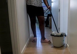 Una empleada del hogar, trabajando.