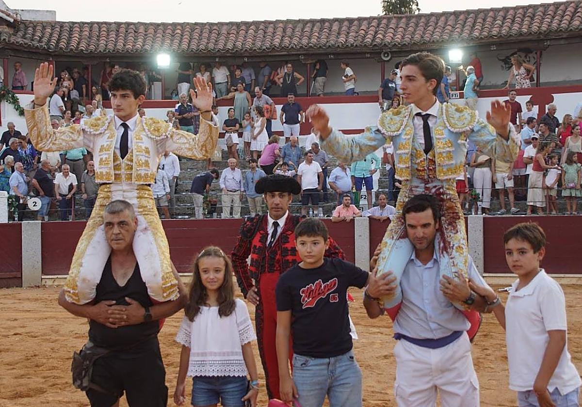 Cristián González y Julio Norte, a hombros en la plaza de toros de Guijuelo.