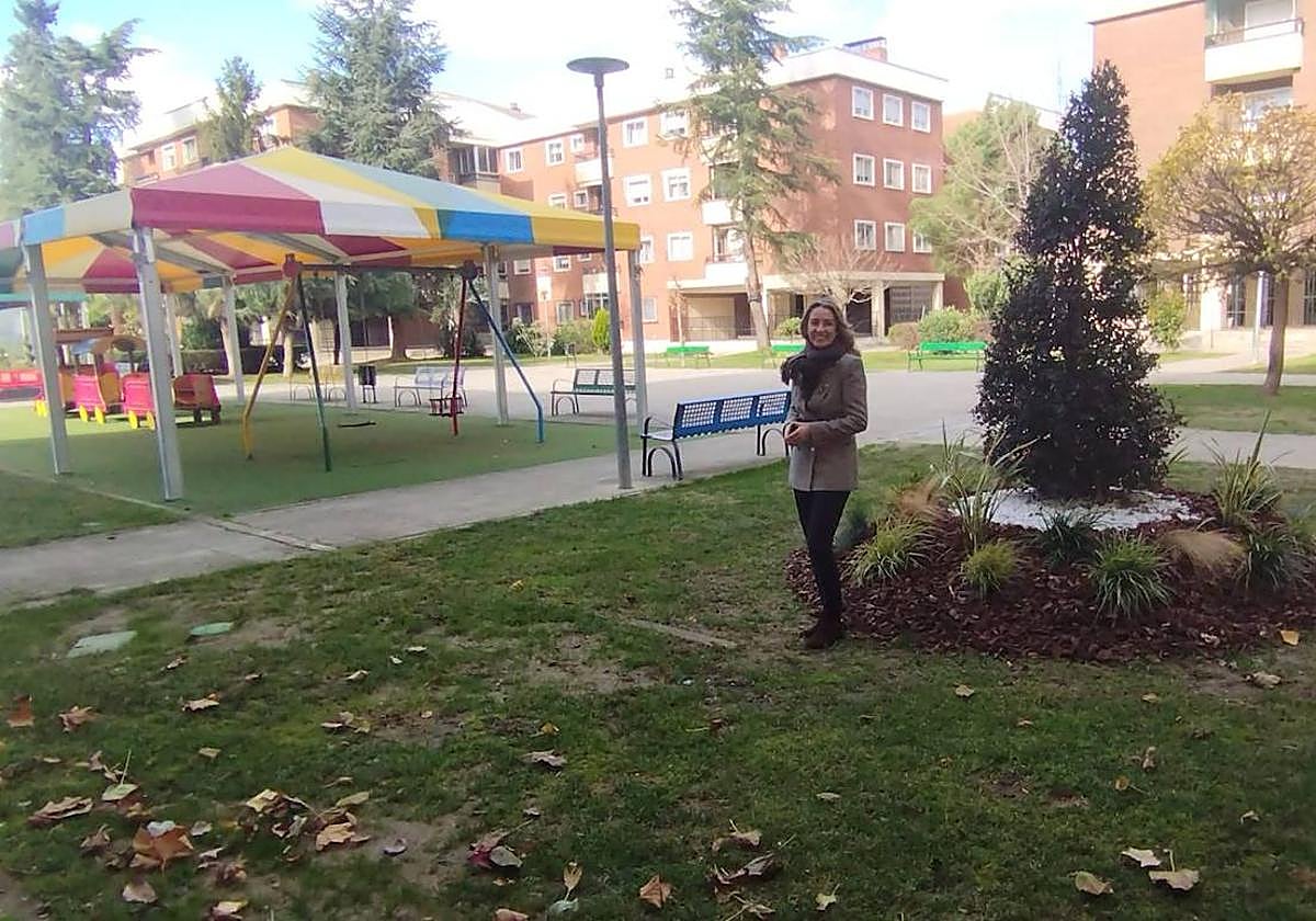 La edil Marta Labrador, en la plaza de Comuneros de Santa Marta de Tormes.