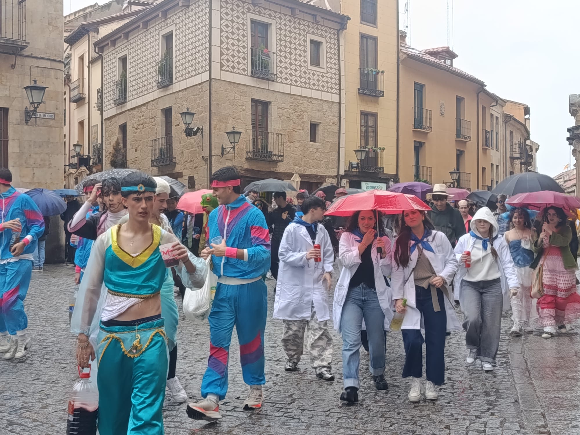 Los estudiantes de Ciencias desafían a la lluvia y llenan Salamanca de disfraces en la semana de San Alberto