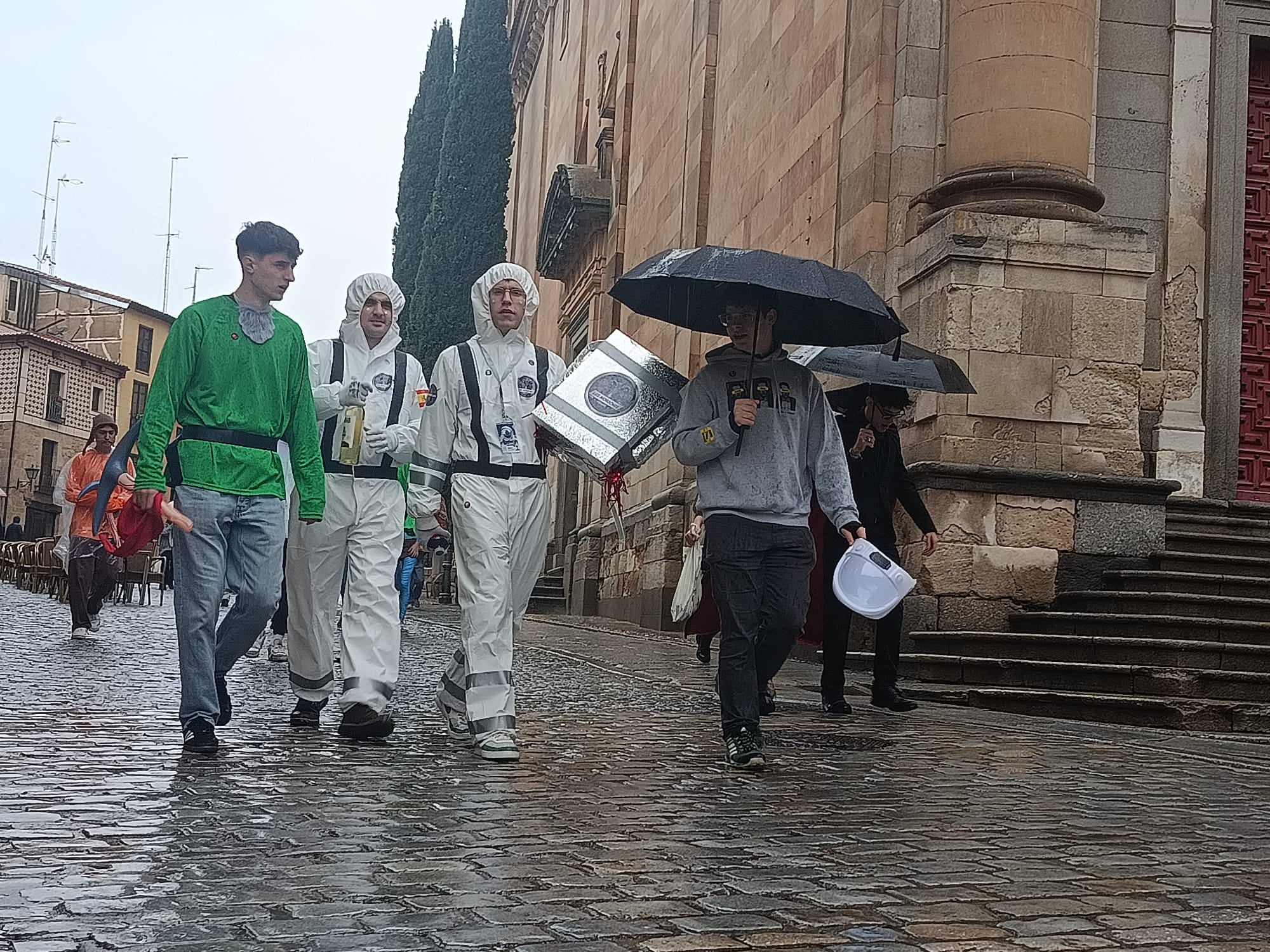 Los estudiantes de Ciencias desafían a la lluvia y llenan Salamanca de disfraces en la semana de San Alberto