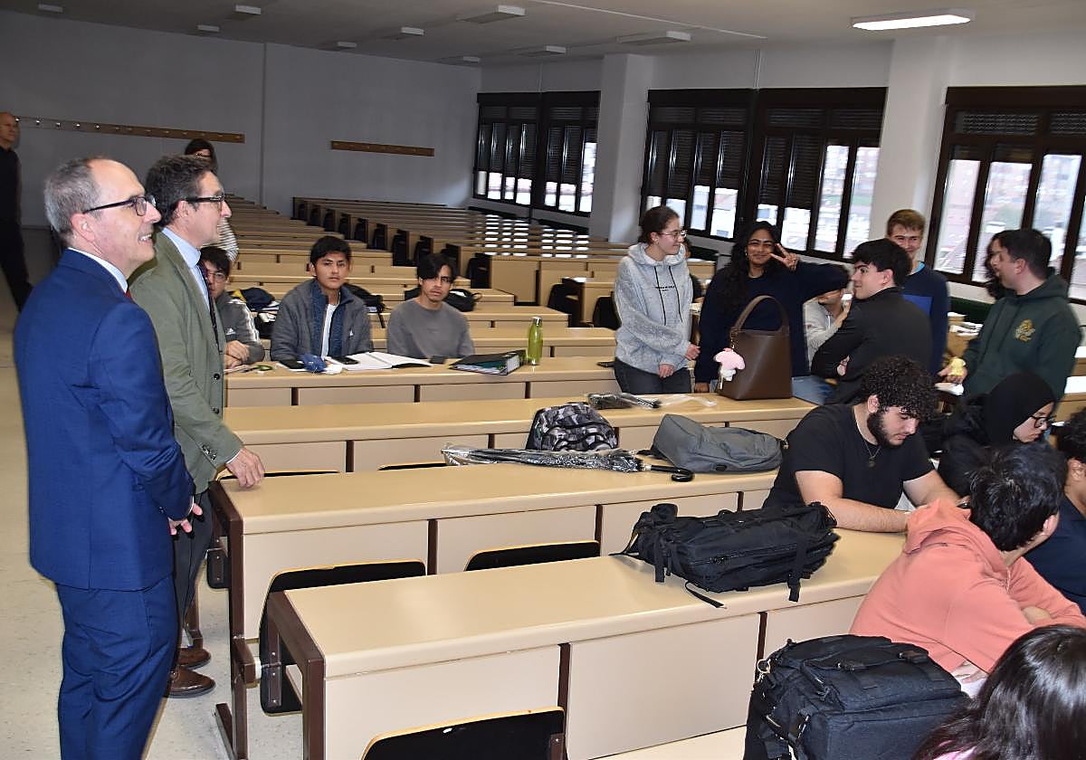 Imagen de alumnos de India, Perú, República Dominicana y España en una de las alumnas de la Escuela de Ingeniería ayer durante la visita del rector de la Universidad.