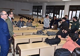 Imagen de alumnos de India, Perú, República Dominicana y España en una de las alumnas de la Escuela de Ingeniería ayer durante la visita del rector de la Universidad.