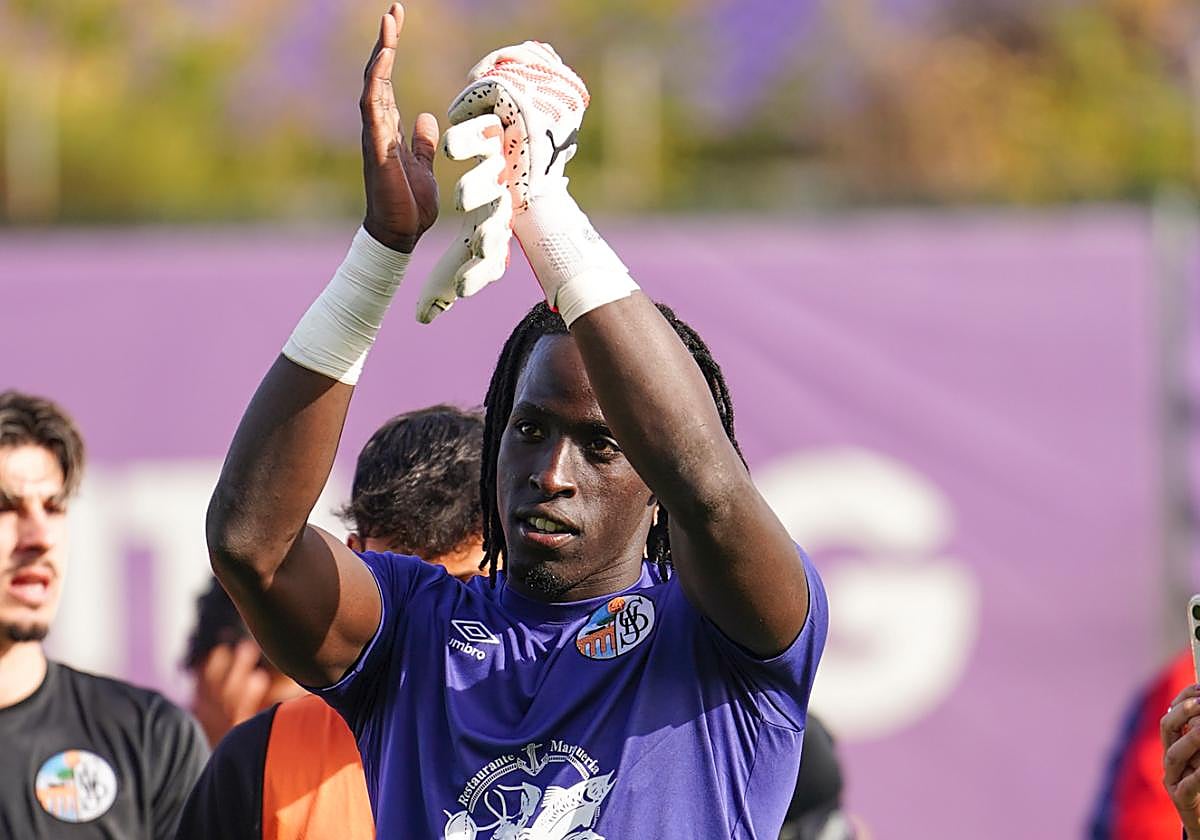 Leo, aplaudiendo a los aficionados del Salamanca UDS este pasado domingo, en los anexos de Zorrilla.