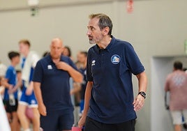 Jesús Gutiérrez, en un entrenamiento con el Perfumerías Avenida Xoborg.