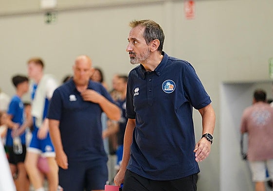 Jesús Gutiérrez, en un entrenamiento con el Perfumerías Avenida Xoborg.