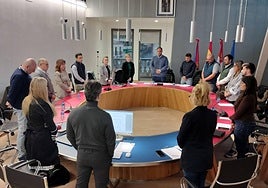 El pleno comenzó con un minuto de silencio en memoria de el exconcejal socialista José Ramón Sánchez.