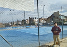 Jorge Valiente, edil de Deportes, junto a la pista de tenis.