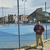 Jorge Valiente, edil de Deportes, junto a la pista de tenis.