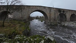 Así se encuentra el río Tormes a su paso por Puente del Congosto tras las intensas lluvias de este jueves