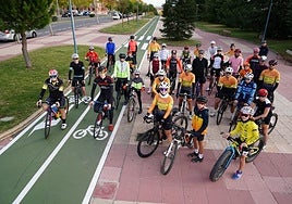 Varios componentes de la Escuela Salmantina de Triatlón, antes de comenzar un entrenamiento.