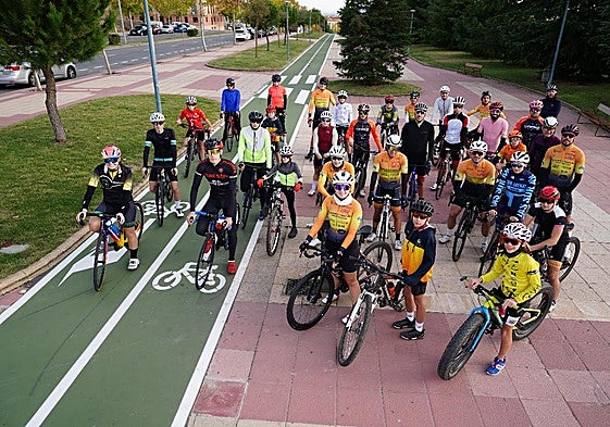 Varios componentes de la Escuela Salmantina de Triatlón, antes de comenzar un entrenamiento.