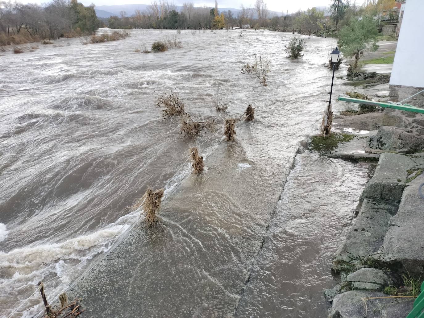 Crecida del Tormes por Puente del Congosto: un garaje inundado, muros derribados o farolas dobladas