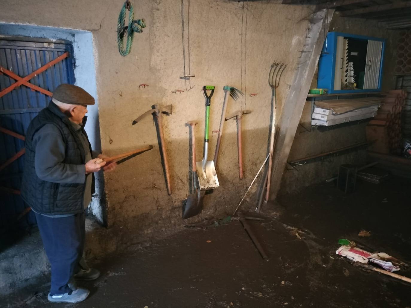 Crecida del Tormes por Puente del Congosto: un garaje inundado, muros derribados o farolas dobladas