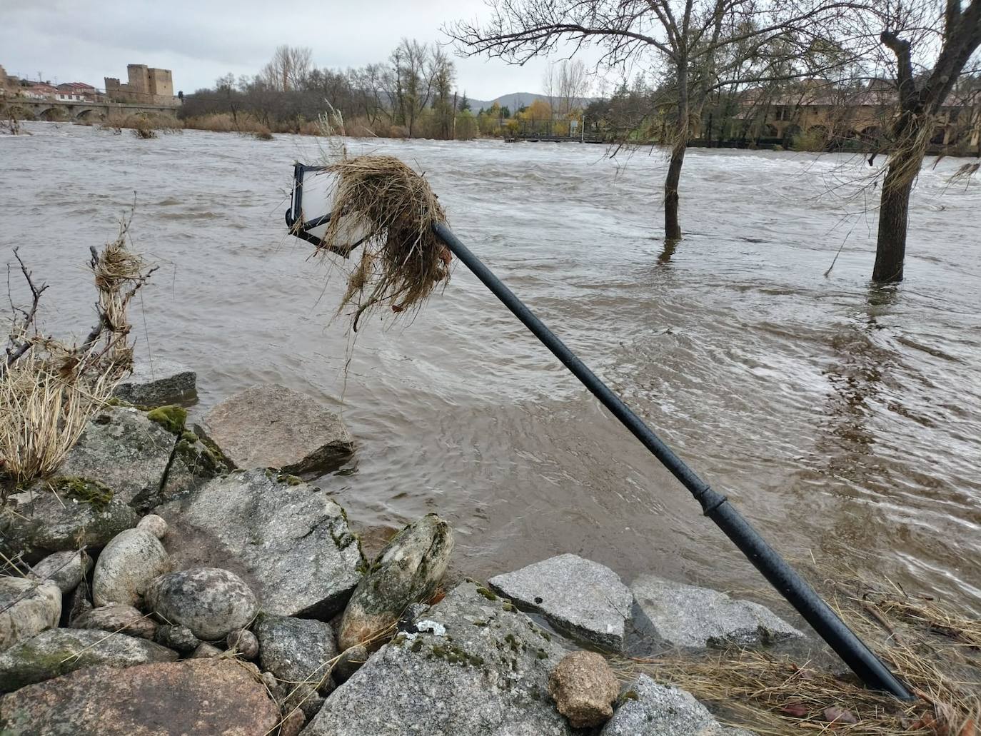 Crecida del Tormes por Puente del Congosto: un garaje inundado, muros derribados o farolas dobladas
