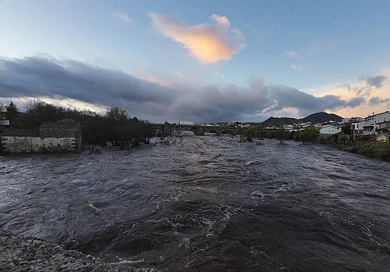 La subida del río Tormes, a su paso por Puente del Congosto, a última hora de la tarde de este jueves.