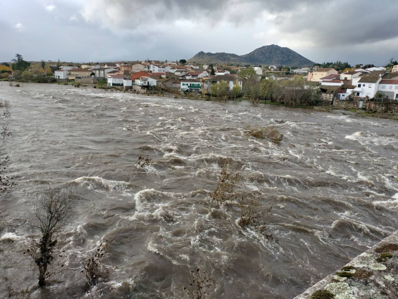 Crecida del Tormes por Puente del Congosto: un garaje inundado, muros derribados o farolas dobladas