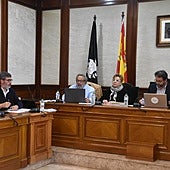 Imagen de parte del equipo de Gobierno de Béjar con el secretario y el interventor municipal, en un pleno.