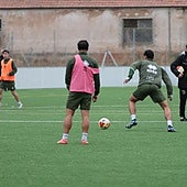 Mario Simón, siguiendo muy de cerca las tareas de sus jugadores durante el entrenamiento de este jueves.