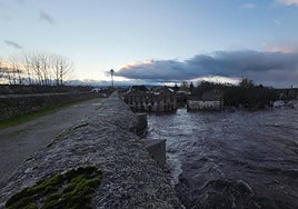 El río Tormes, a su paso por Puente del Congosto, en la mañana de este viernes.