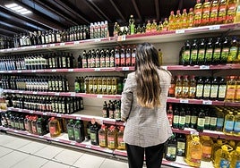 Una mujer, en un supermercado.