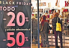 Cartel de descuentos por la campaña de Black Friday en un establecimiento de la ciudad el año pasado.
