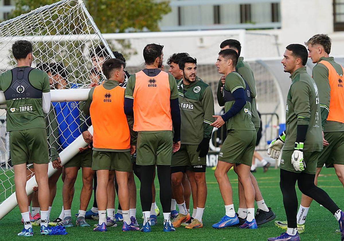 Los jugadores de Unionistas cargando una portería durante la última sesión de entrenamiento.
