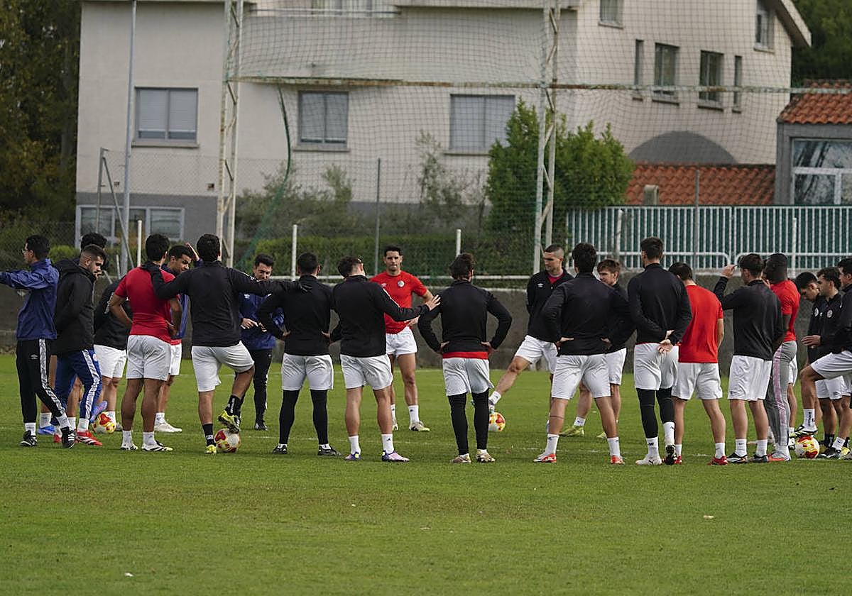 Jorge García, técnico del Salamanca UDS, habla con sus jugadores en el entrenamiento del pasado miércoles en el anexo al Tori.