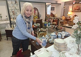 Ana Torrecilla, presidenta de la asociación, coloca una vajilla.