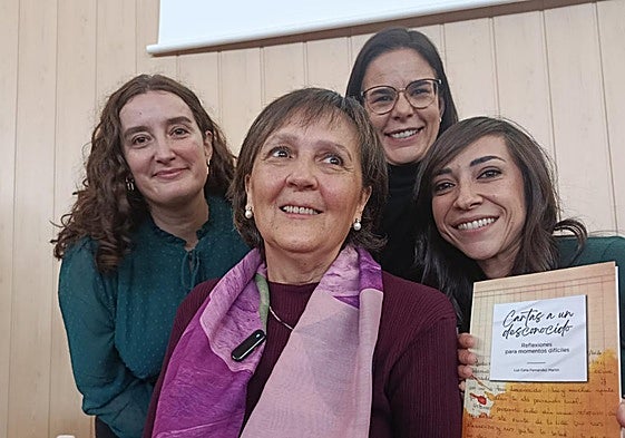 Las antiguas alumnas Alicia, Laura y Cristina junto a Luz Celia autora del libro «Cartas a un desconocido».