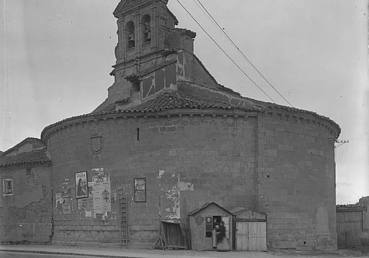 Un puesto de castañas adosado a la iglesia de San Marcos a principios del siglo XX.
