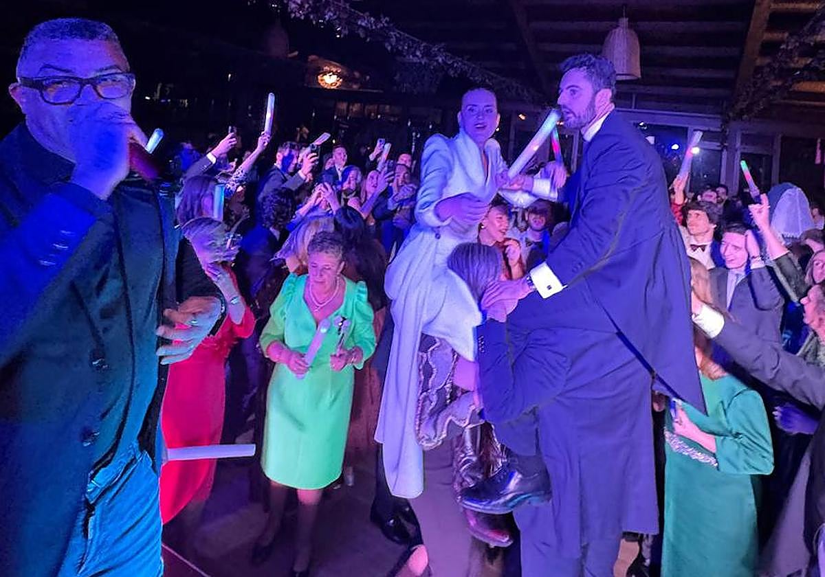Henry Méndez junto a los novios en la boda celebrada en Salamanca.