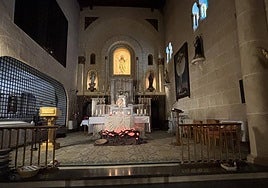 El Santísimo expuesto en el altar del monasterio del Sagrado Corazón de Jesús de Cantalapiedra.