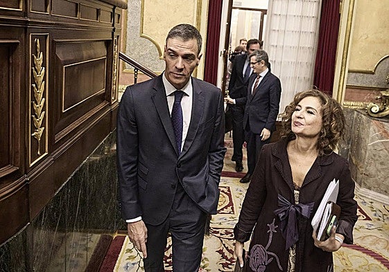 Pedro Sánchez y María Jesús Montero, en el Congreso de los Diputados.