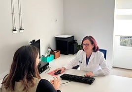 Una paciente en la consulta médica del Hospital HM Santísima Trinidad.