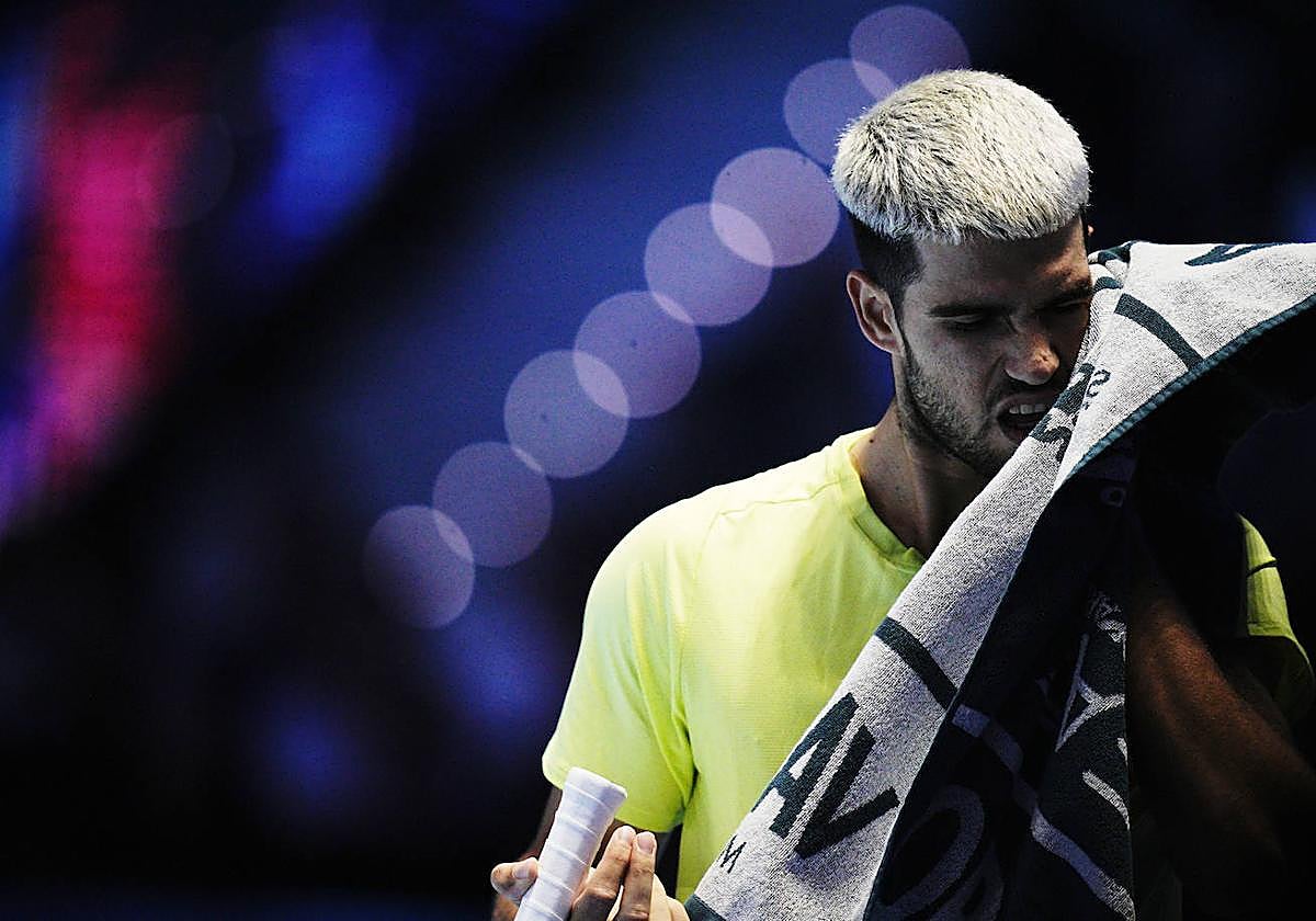 Carlos Alcaraz sucumbe ante el 'Maestro' Sinner en Turín