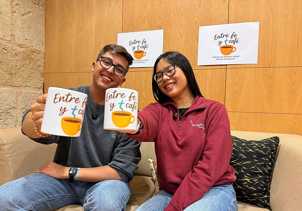Álvaro Sánchez y Alba Wen González promotores del nuevo podcast de la diócesis.