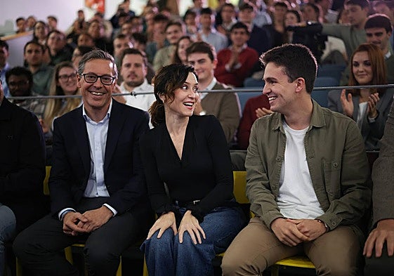 El senador del PP, Alfonso Serrano y la presidenta de la Comunidad de Madrid, Isabel Díaz Ayuso participan en la I convención ideológica de NNGG de Madrid