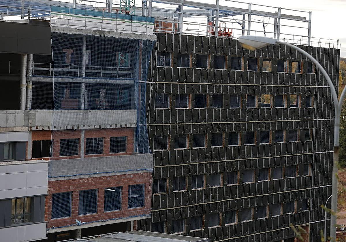 Aspecto de la fachada del bloque de consultas, que se está recubriendo con aislante sectorizado por plantas.