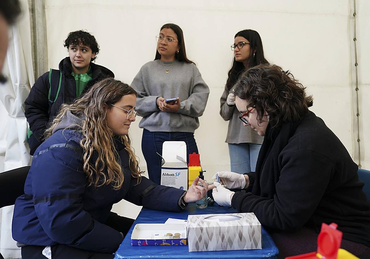 Una sanitaria toma la glucosa a una de las participantes.
