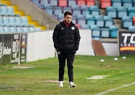 Jorge García en el área técnica del Salamanca UDS durante el partido contra el Ávila.
