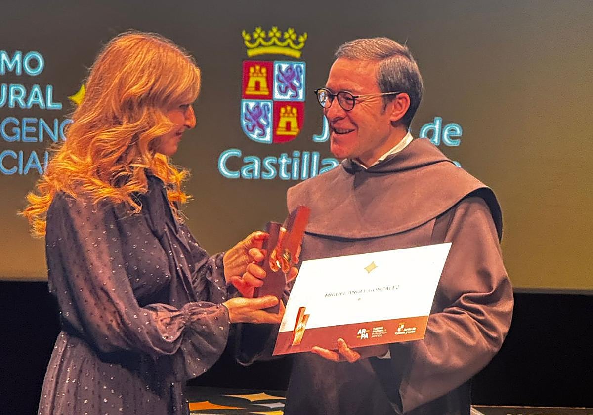 Mar Sancho hizo entrega a Miguel Ángel González del reconocimiento.