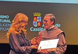 Mar Sancho hizo entrega a Miguel Ángel González del reconocimiento.